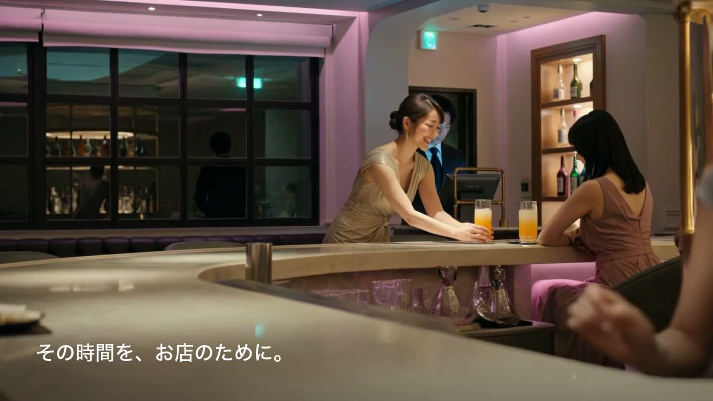 おしゃれなガールズバーで接客するキャストと、レジを確認する黒服